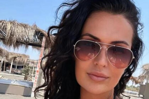 NIKAD NE BISTE POGODILI KOJA PEVAČICA JE KUMA LINE BUMBAR Otkrila je šta se dešavalo devedesetih, a evo sa kime je posebno bila bliska