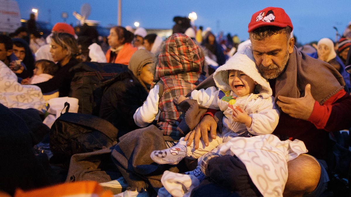 Większość Brytyjczyków obecnie popiera wyjście ich kraju z Unii Europejskiej ze względu na obawy związane z kryzysem imigracyjnym - wynika z najnowszego sondażu. Badanie wskazuje na zmieniające się nastroje w brytyjskim społeczeństwie.