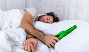 Kładziesz się spać po alkoholu? To nie wpływa na dobry sen