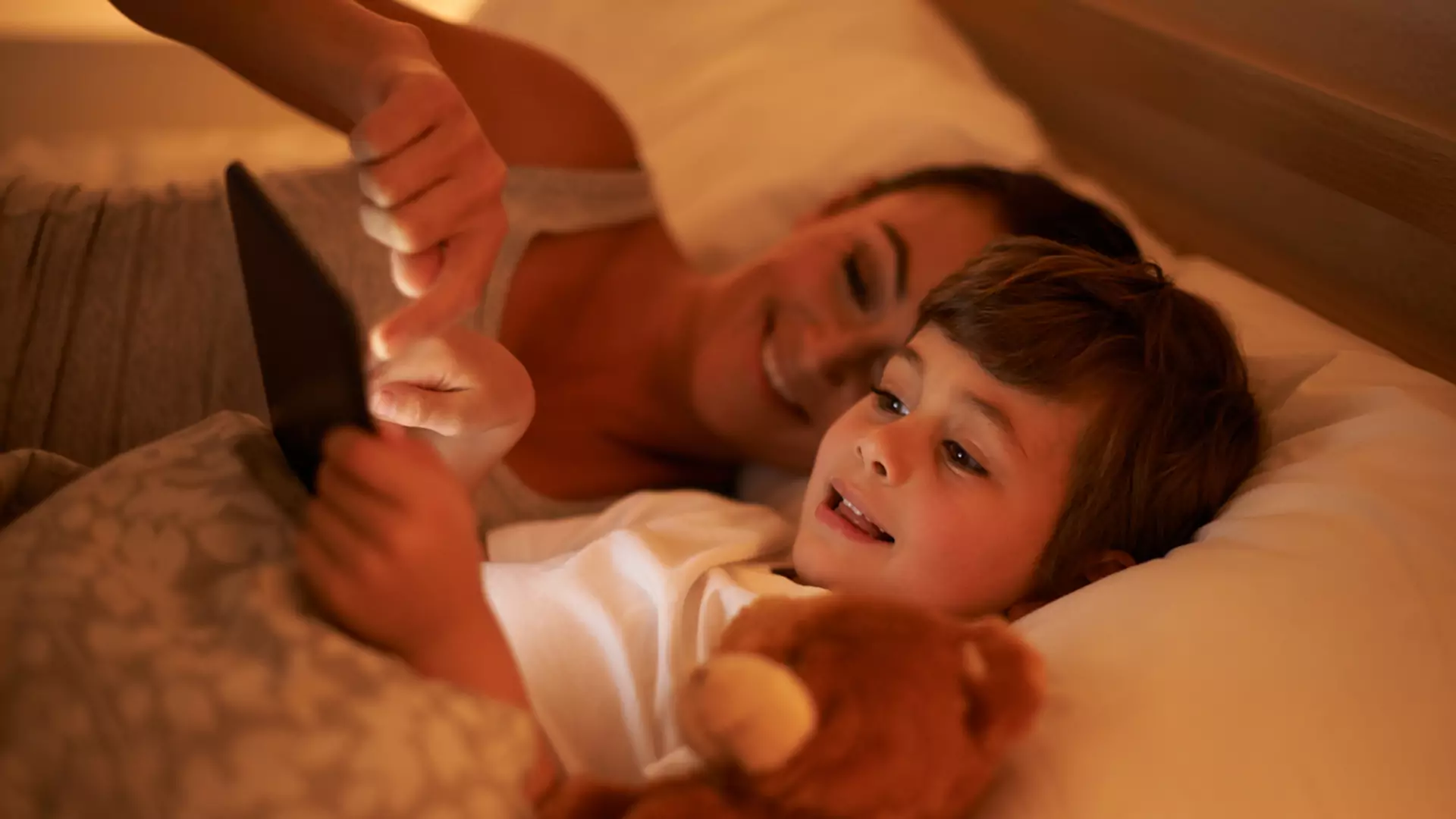 Leżenie z dzieckiem do czasu aż zaśnie nie robi z niego fajtłapy - mama pokazuje zalety