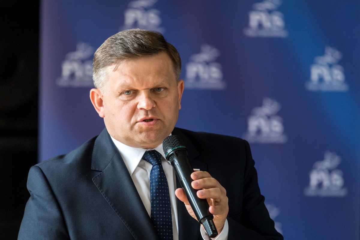 Wiceminister obrony narodowej Wojciech Skurkiewicz podczas spotkania z mieszkańcami w Gminnym Ośrodku Kultury w Bądkowie.