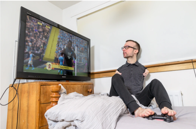James Toland en action avec ses pieds