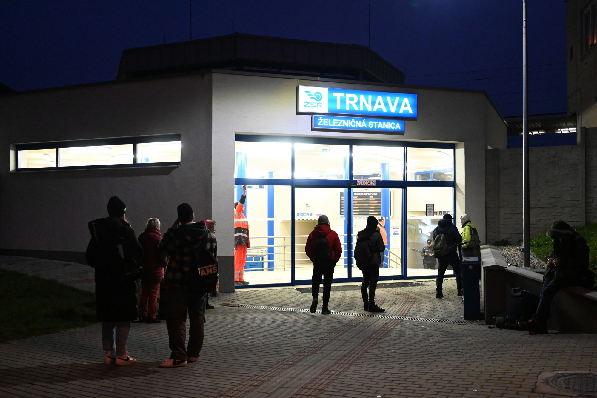 Mužský hlas nahlásil na linku 112 po 15.00 h uloženie bomby v nemocnici v Trnave a Galante, na poliklinikách v Seredi a Trnave a na trnavskej železničnej stanici.