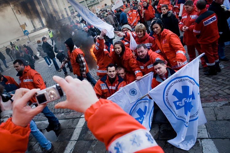 Związkowcy z 'Sierpnia 80' protestowali w Warszawie przeciw kryzysowej polityce rządu