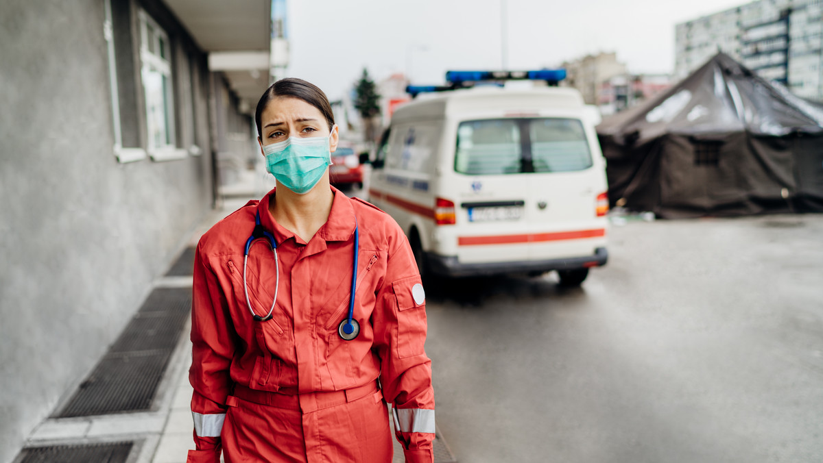 Lekarz to zawód niebywale wysokiego ryzyka moralnego, które materializuje się w czasie pandemii - mówi bioetyk dr Joanna Różyńska. Lekarze muszą dziś działać w sposób nieoptymalny, przy ograniczonej wiedzy i środkach. Pojawia się napięcie między pomaganiem - a obowiązkami wobec siebie i rodziny.