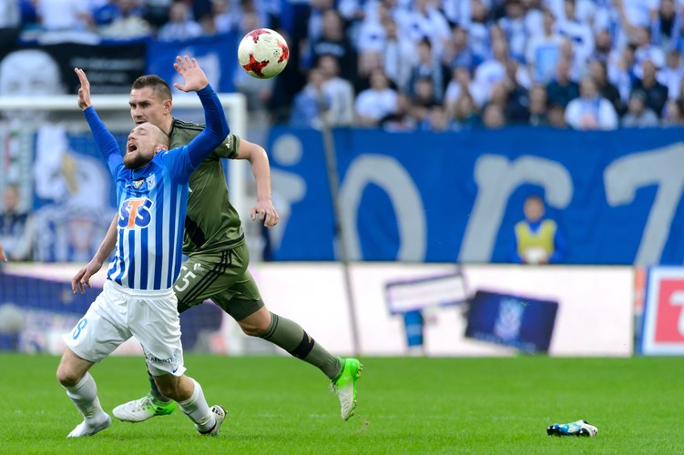 Piłkarz Lecha Poznań Szymon Pawłowski (L) i Artur Jędrzejczyk (P) z Legii Warszawa