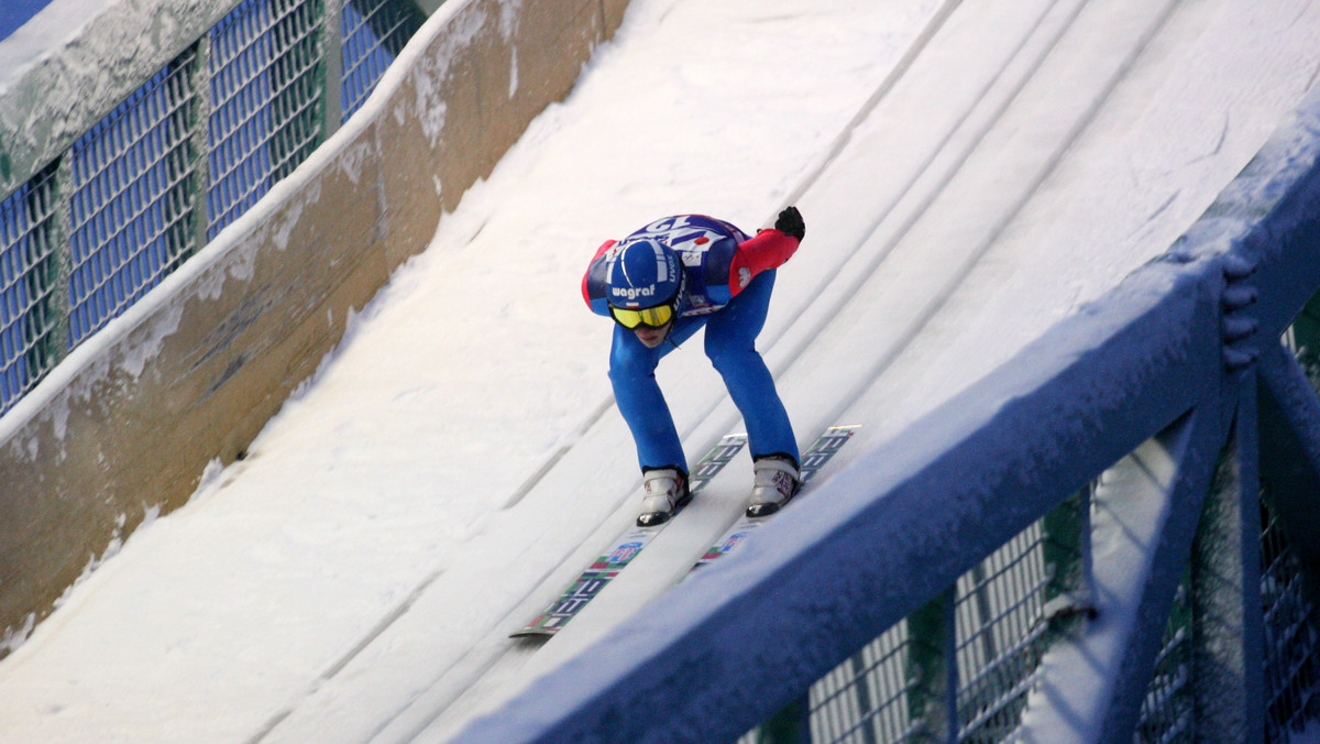 Gregor Schlierenzauer prowadzi po pierwszej serii konkursu Pucharu Świata w skokach narciarskich na olimpijskim obiekcie w Soczi (K-95). Austriak wylądował na 104,5 m i z notą 134,9 pkt wyprzedza Andreasa Koflera o 4,8 pkt. Najlepszym z Polaków był Dawid Kubacki, a awans do finałowej serii wywalczył także Maciej Kot.