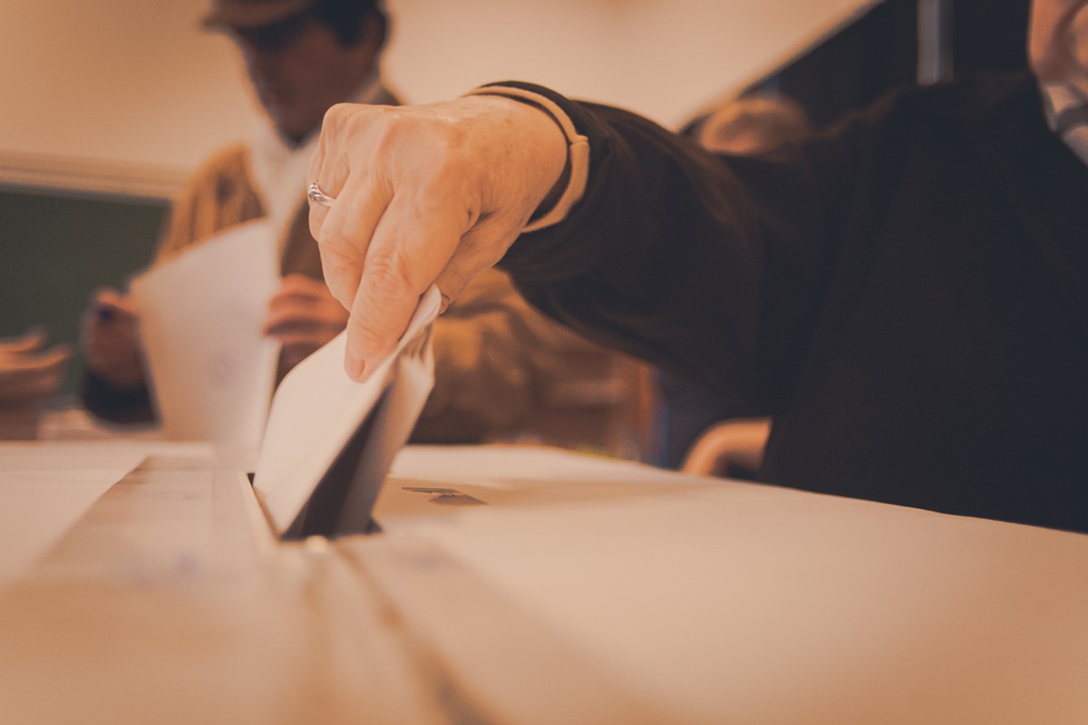 Mężem zaufania może być obywatel polski, który najpóźniej w dniu głosowania kończy 18 lat, a jednocześnie nie jest pozbawiony praw publicznych prawomocnym orzeczeniem sądu lub praw wyborczych prawomocnym orzeczeniem Trybunału Stanu czy ubezwłasnowolniony prawomocnym orzeczeniem sądu.