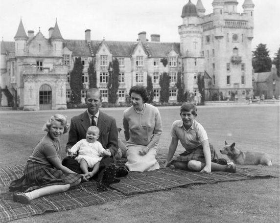 9 września 1960 r. — królowa z mężem i dziećmi