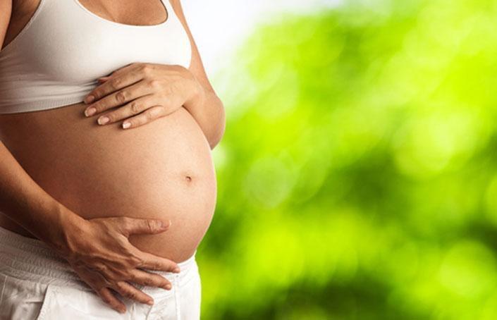 A terhességgel járó legfőbb problémák közé tartozik a terhességi csíkok kialakulása, a hasizmok szétnyílása (fotó: Northfoto)