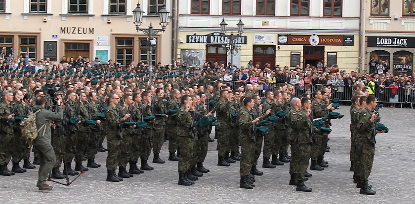 Przysięga żołnierzy Obrony Terytorialnej na rzeszowskim Rynku