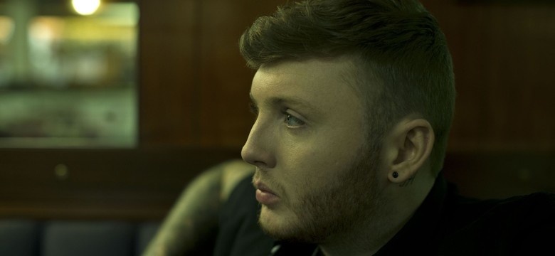 James Arthur sam w pustym studiu