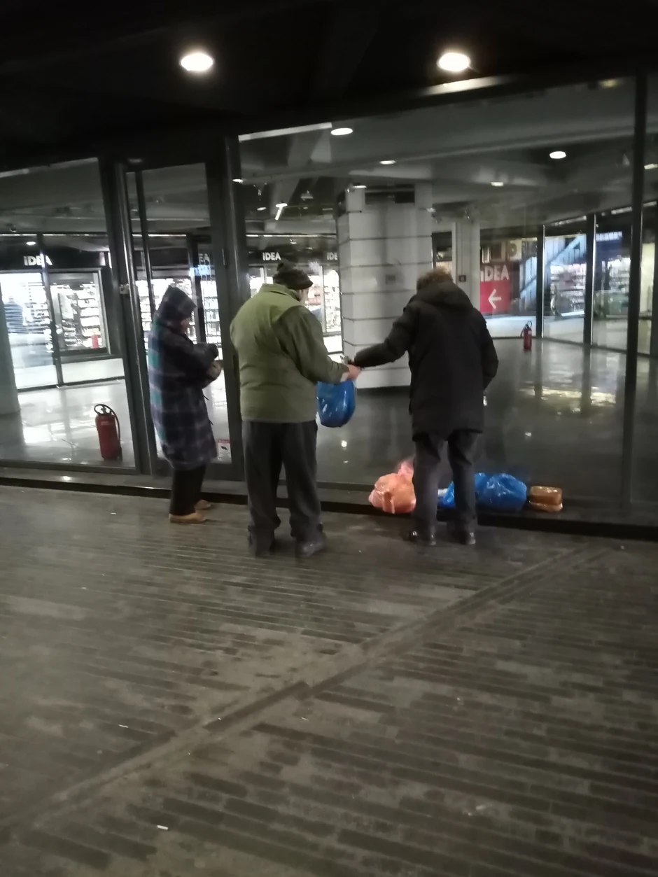 Svakoga dana u pola dva u prolazu kod Doma omladine beskućnici dobijaju svoj jedini obrok
