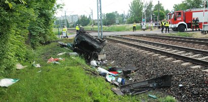 Pociąg wjechał w samochód. Kobieta trafiła do szpitala