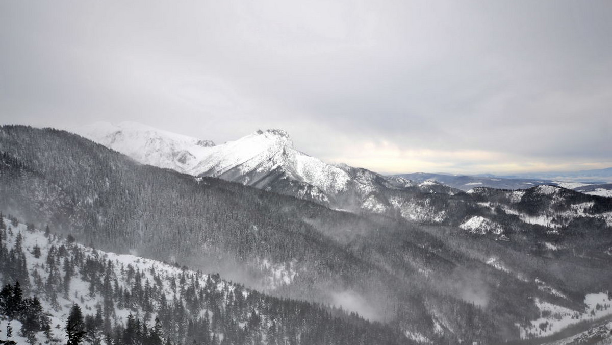 Po słonecznym i ciepłym marcu na Podhale wróciła zima. W Tatrach we wtorek na ranem zaczął padać śniegu. Ratownicy TOPR ogłosili drugi stopień zagrożenia lawinowego.