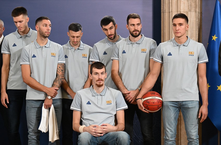 Boriša Simanić okružen reprezentativcima