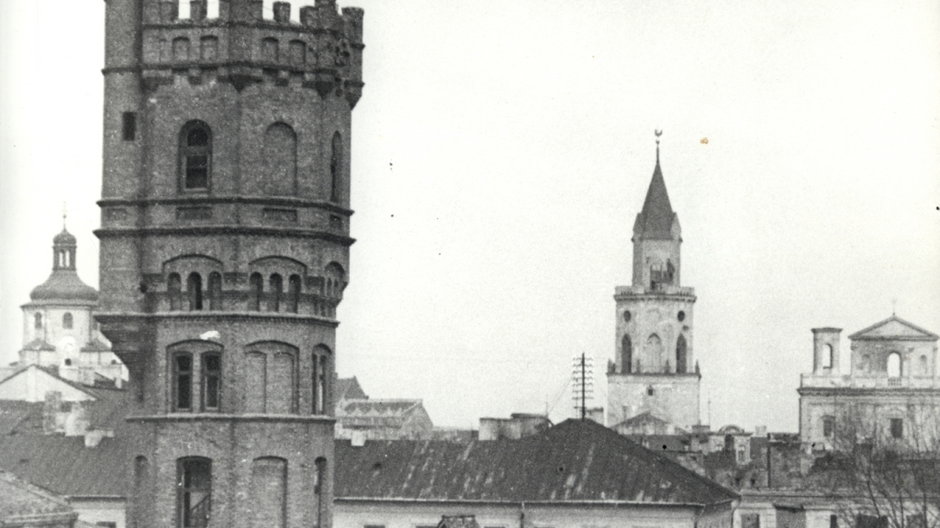 Lublin. Wieża ciśnień, Wieża Trynitarska i Katedra po bombardowaniach z 9 września 1939 roku. Źródło: bc.wbp.lublin.pl