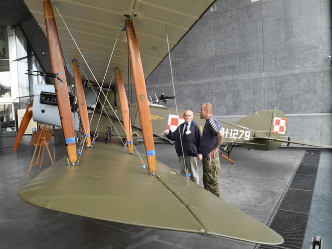 Firma z Nowej Zelandii gruntownie zrekonstruowała samolot, jednak nadal około 60 proc. to oryginalna konstrukcja z czasów I wojny światowej. Samolot napędzany jest silnikiem Hispano-Suiza o mocy 300 KM. <br><br>fot. (mgo) PAP/Jacek Bednarczyk