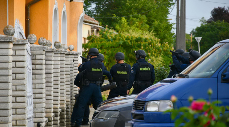 A rendőrök ébresztették a gyanúsítottat / Fotó: Police.hu