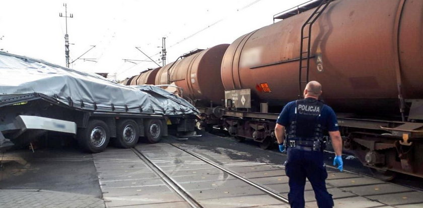 Staranował szlaban i wjechał pod pociąg. Z ciężarówki została miazga