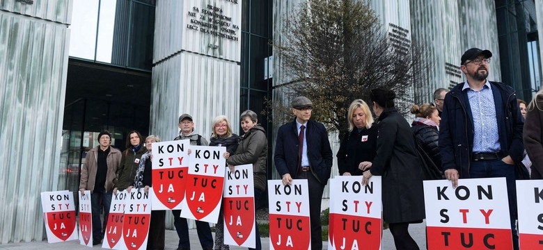 Ubrał pomnik Lecha Kaczyńskiego w koszulkę. Sąd tłumaczy, dlaczego nie zajmie się sprawą