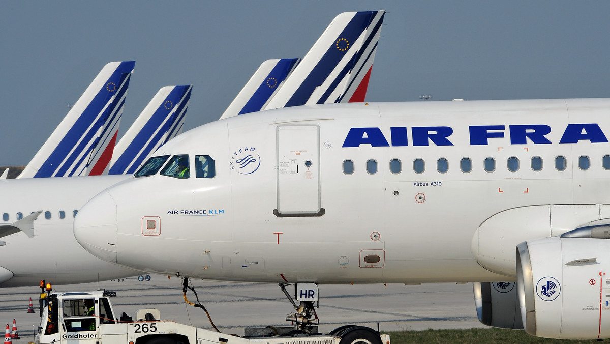 Linie Air France potwierdziły w piątek, że pasażerowie ich samolotu, który wylądował w Damaszku zamiast w Bejrucie z powodu napiętej sytuacji w rejonie lotniska w libańskiej stolicy, zostali poproszeni o "zrzucenie się" na paliwo.