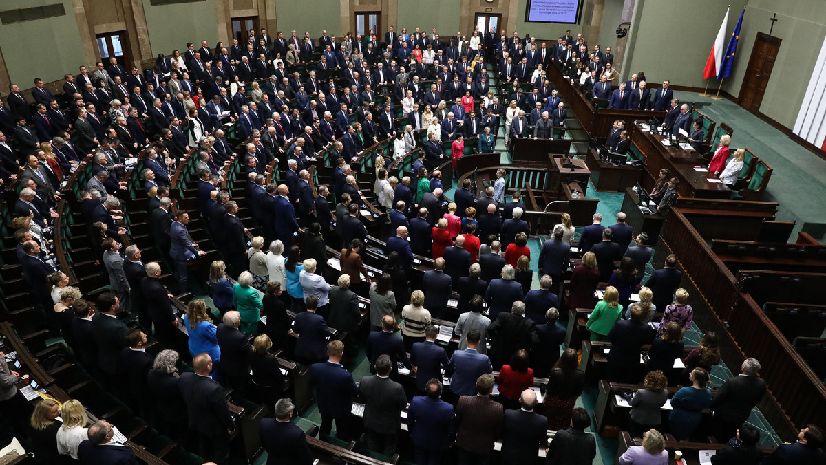 Nowy sondaż partyjny. W Sejmie decydowałby "jeden głos"