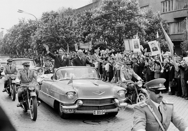 Leonid Breżniew podczas oficjalnej wizyty w Sofii. Z prawej Todor Żiwkow, który z Bułgarii chciał uczynić 16. republikę ZSRR, 9 maja 1967 r