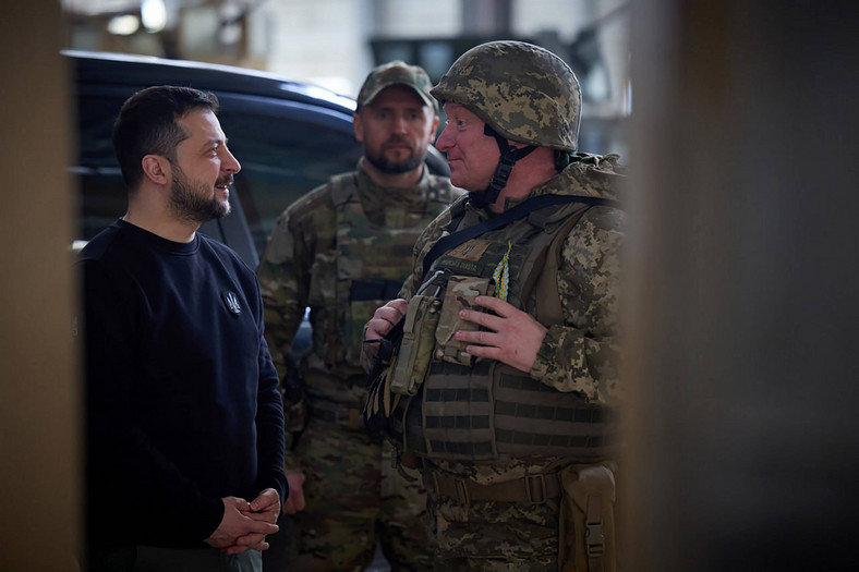 Wołodymyr Zełenski wizytuje żołnierzy na froncie w obwodzie Donieckim