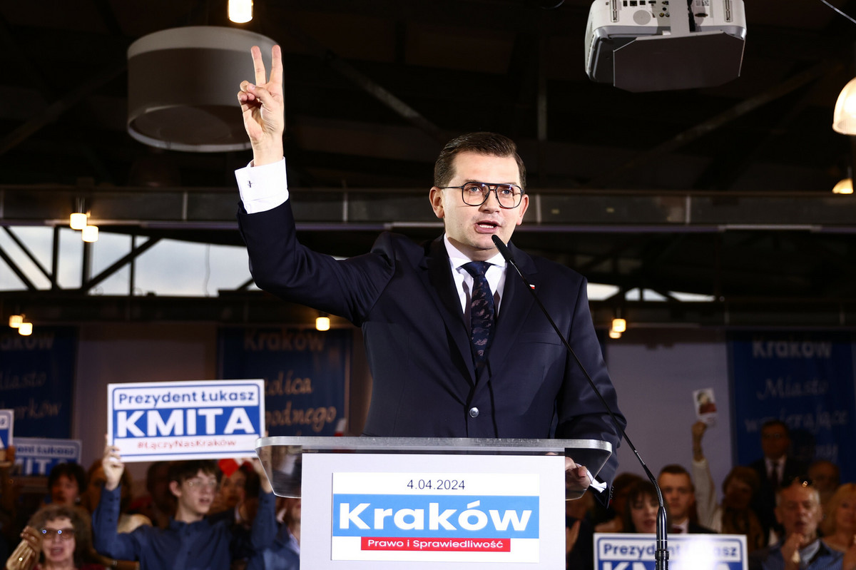 Kandydat PiS przepadł w Krakowie. Łukasz Kmita obiecywał… tanie paliwa