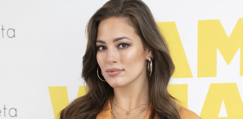 Ashley Graham na zdjęciu topless pokazuje rozstępy po bliźniaczej ciąży. "Sporo przeszliśmy" 