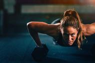 Trening kobieta siłownia pompki fitness