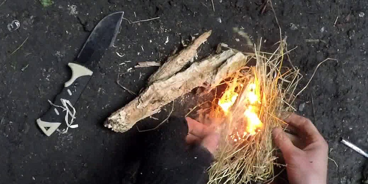 Jak rozpalić ogień w trudnych warunkach? Facet