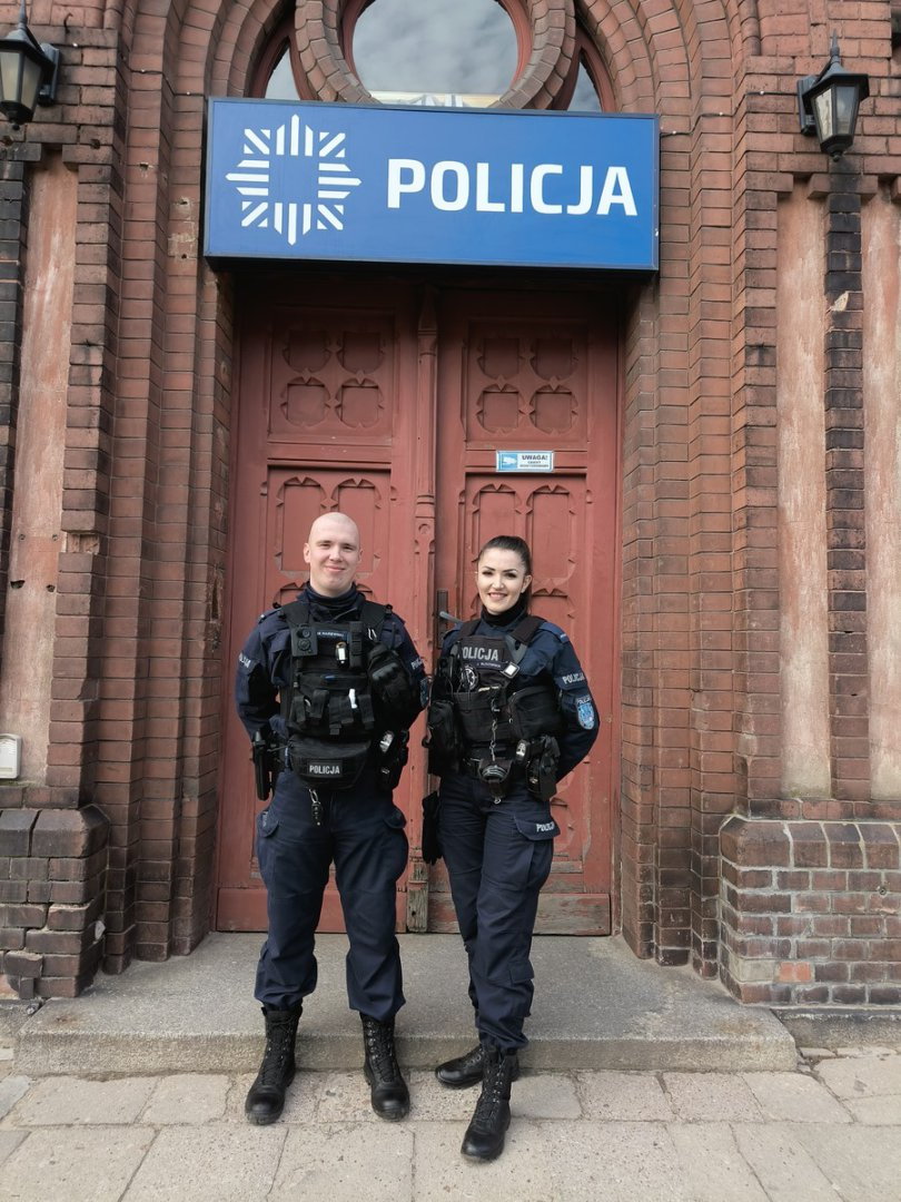 Młodzi policjanci z Olsztyna uratowali ludzi z ognia