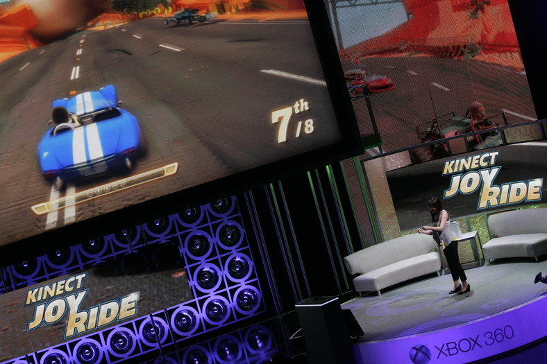 Electronic Entertainment Expo ( E3), Pokaz dla prasy w teatrze Wiltern w Los Angeles. Na przykładzie gry „Joy Ride” kobieta prezentuje możliwości kontrolera ruchu Kinect. Foto: Jonathan Alcorn/Bloomberg