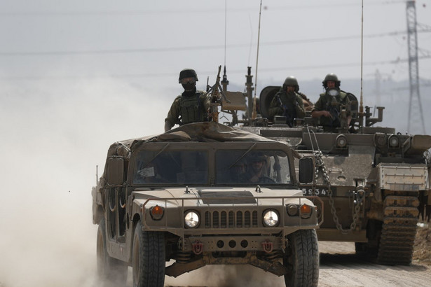 Izraelskie oddziały zbierają się w pobliżu granicy ze Strefą Gazy