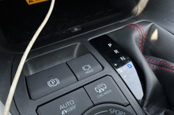 To ukryta funkcja hamulca. Co daje i jak jej używać?