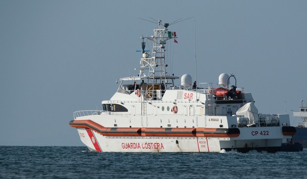 Brod italijanske obalske straže isplovljava iz albanskog Šenđina