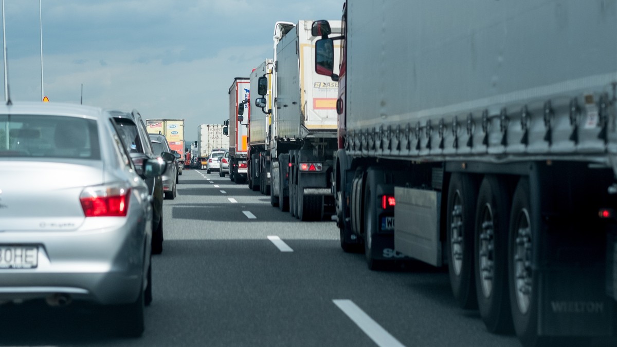 Kilkunastokilometrowy korek powstał na autostradzie A4 od granicy z Niemcami w kierunku Wrocławia. Powodem utrudnień są poranne kolizje oraz duże natężenie ruch w związku ze zbliżającymi się świętami.