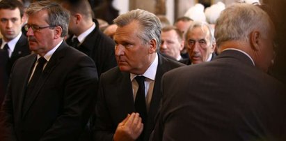 Kwaśniewski modli się na pogrzebie Szmajdzińskiego. ZDJĘCIA