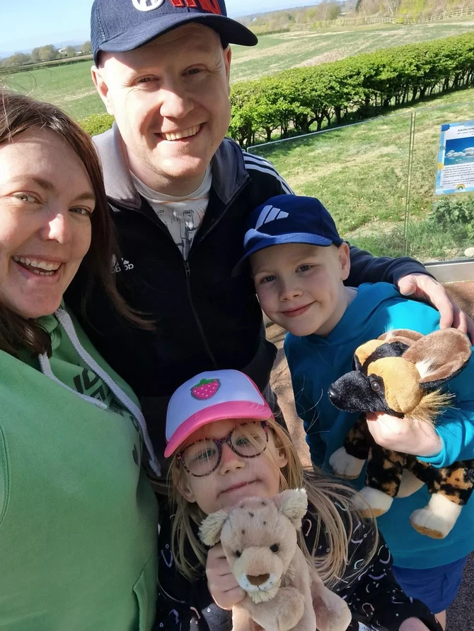 Obri sa roditeljima i bratom