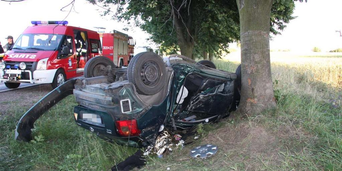 Tragedia rodzinna. Roztrzaskali się na drzewie