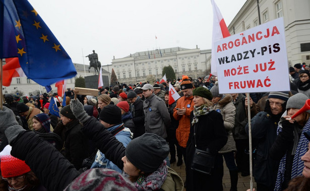 Demonstracja opozycji przed Pałacem Prezydenckim. "Dyktatorek zamienił Sejm w biuro PiS-u"