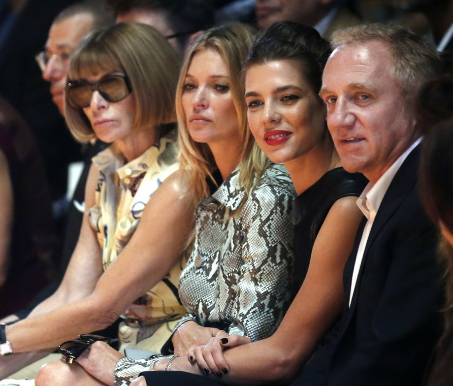 Od lewej redaktor naczelna amerykańskiego Vogue Anna Wintour, modelka Kate Moss, księżniczka Charlotte Casiraghi i Francois Pinault podczas pokazu mody Gucci wiosna-lato 2015. 