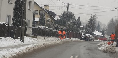 Tak służby miejskie odśnieżają  pod domem prezydenta Katowic