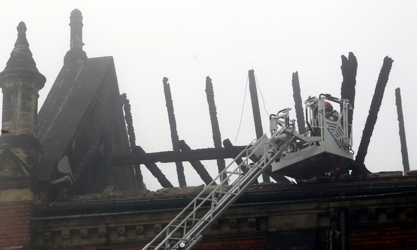 Dogaszanie pożaru zabytkowej katedry pw. Wniebowzięcia Najświętszej Maryi Panny w Sosnowcu