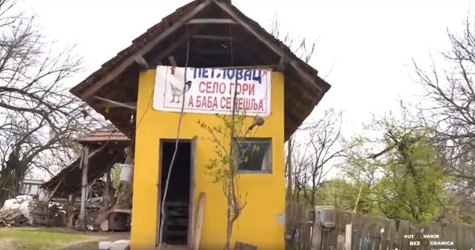 Selo gori, a baba se češlja