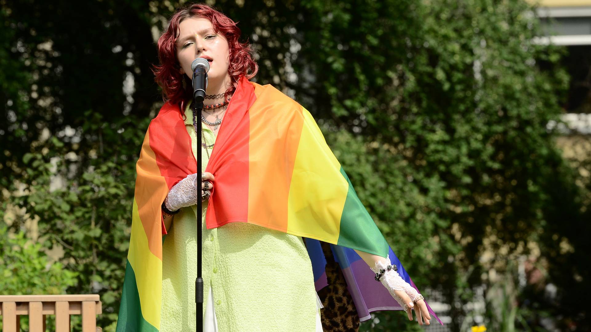 Weszła do studia TVP z flagą LGBT. "Ludzie dziękują za to, że zagrałam Telewizji Polskiej na nosie"