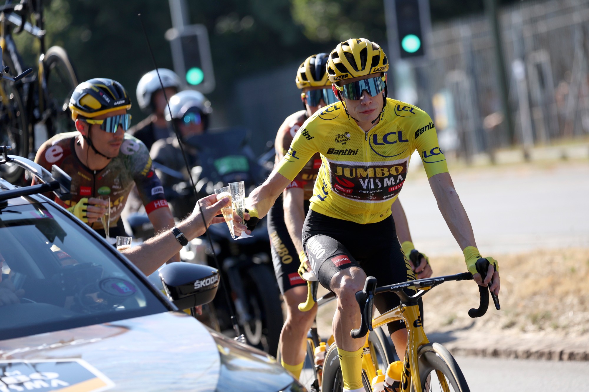 Dánsky cyklista Jonas Vingegaard v žltom drese vedúceho pretekára Tour de France. 