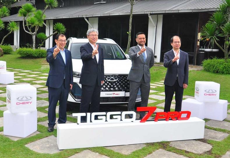 (From left) Zhang, Yin, Stuart and Chery International executive vice-president Chen Chun Qing presenting the Tiggo 7 Pro.